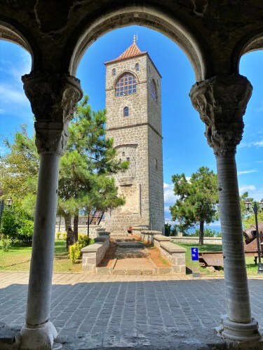 Trabzon Ayasofya’nın kuzeybatısındaki 1427 tarihli bağımsız çan kulesi; üç katlı yapısı, şapel kalıntıları ve Karadeniz manzarasına bakan konumuyla Bizans mimarisinin özgün örneklerinden biri.